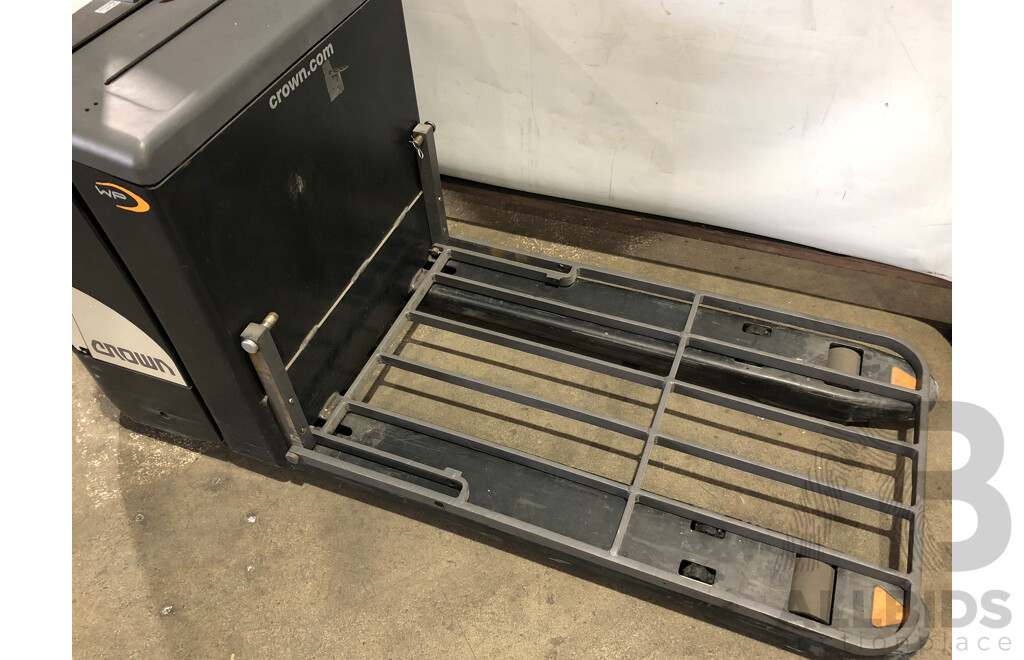 Crown Electric Pallet Truck and Charger - WP 3000