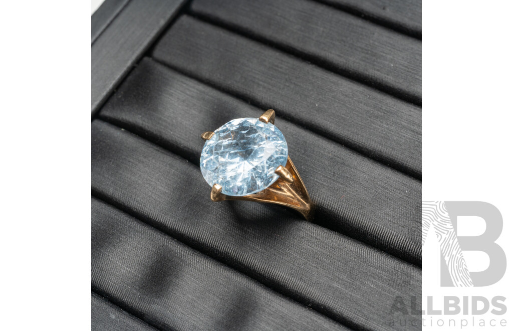 9ct Yellow Gold & Topaz Ring - Size P.5