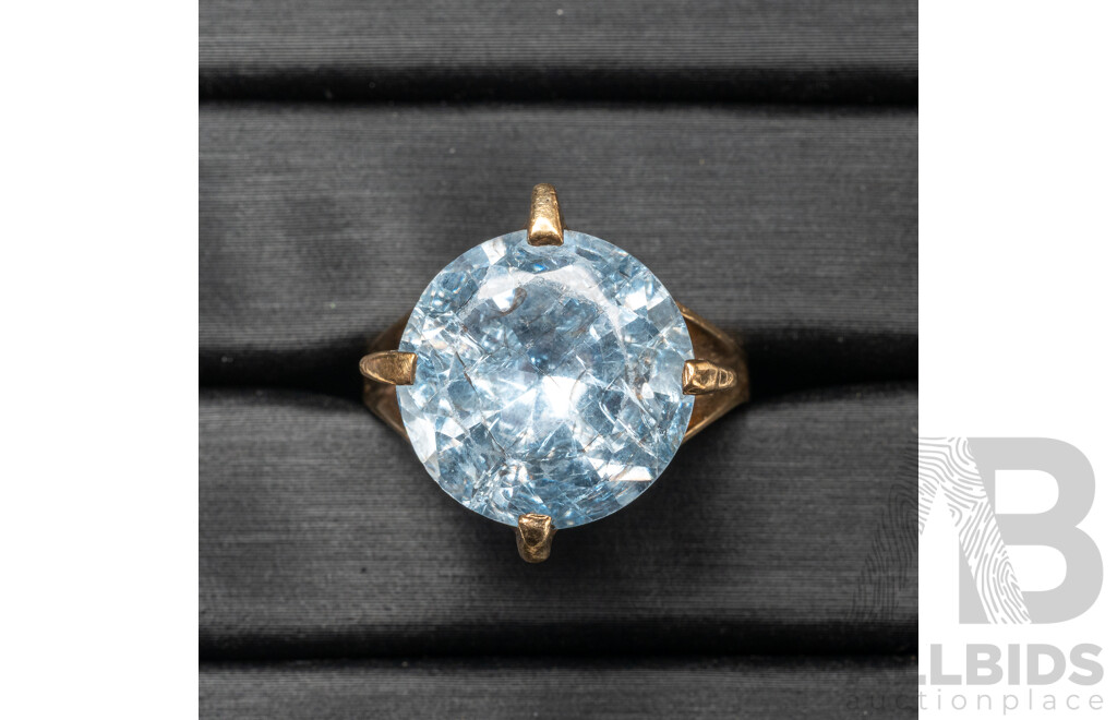 9ct Yellow Gold & Topaz Ring - Size P.5