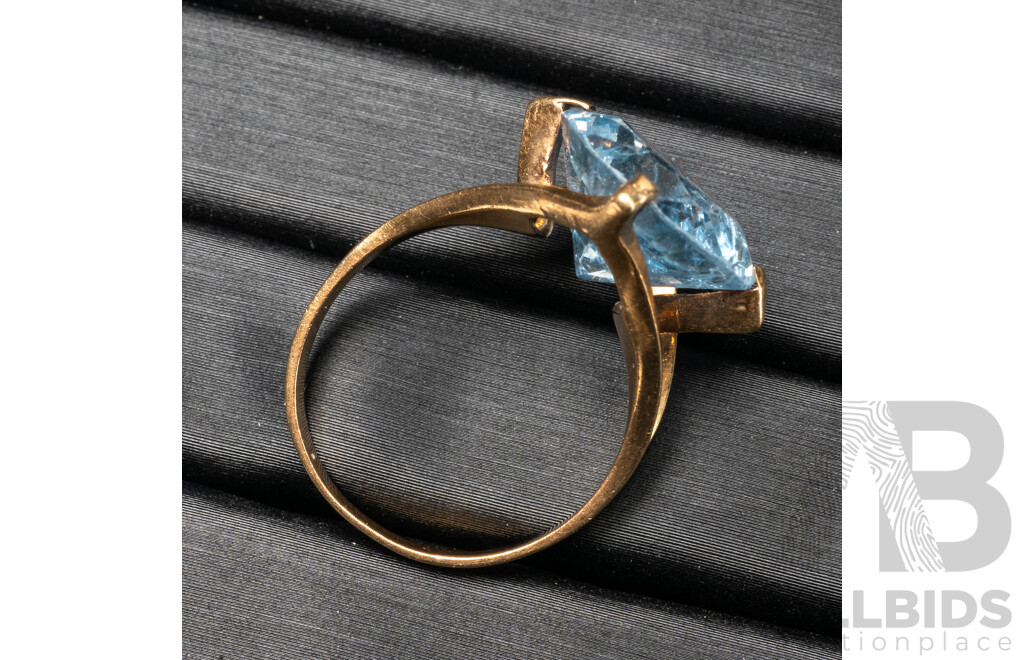 9ct Yellow Gold & Topaz Ring - Size P.5