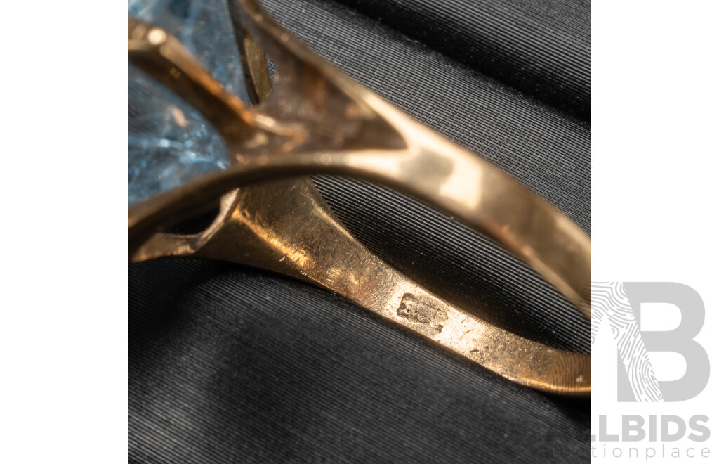 9ct Yellow Gold & Topaz Ring - Size P.5