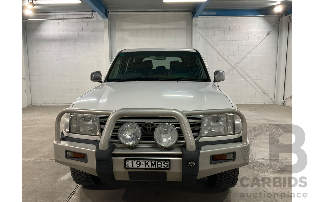 05/2004 Toyota Landcruiser GXL (4x4) UZJ100R 4d Wagon Arctic white V8 4.7L 8 Seater