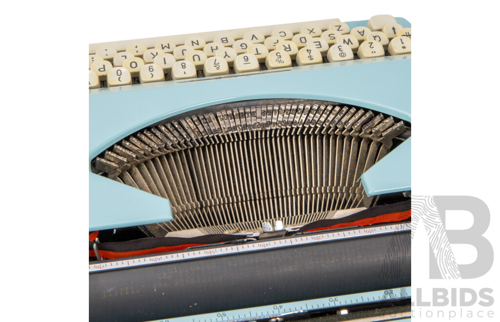 Vintage Imperial 200 Portable Typewriter in Original Carry Case