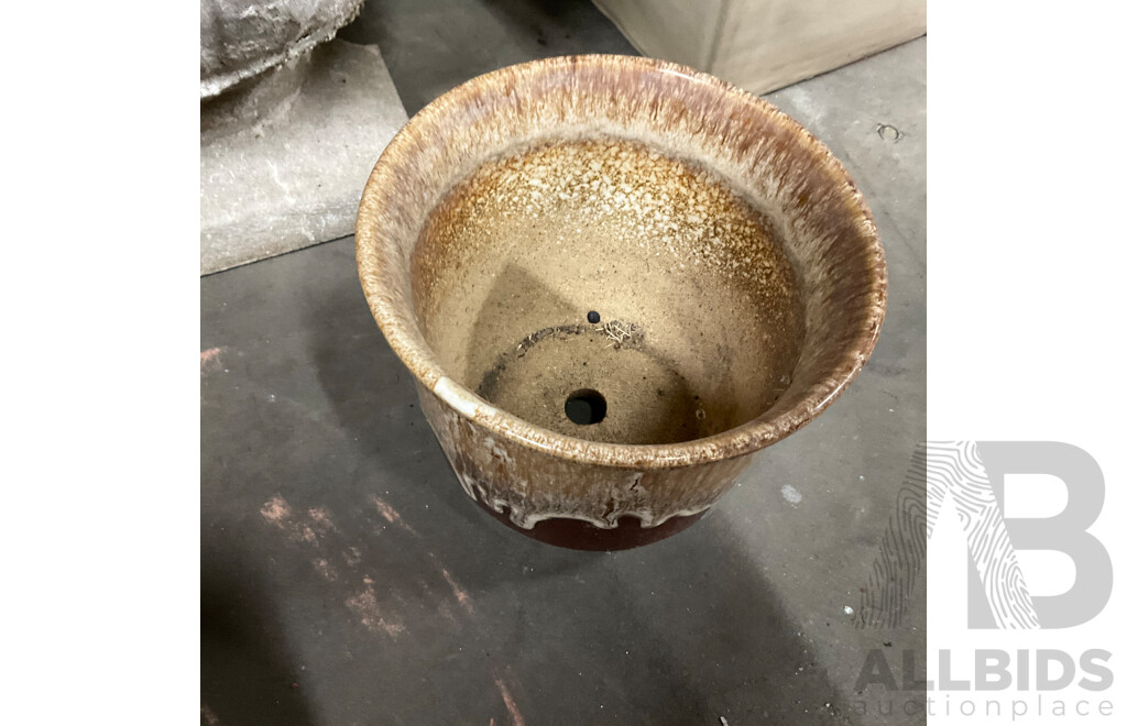 Garden Round Table and Assorted Pots