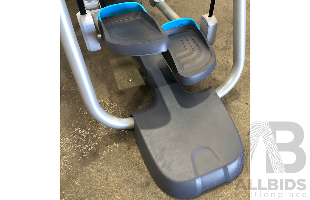 Precor AMT 885 Adaptive Motion Ellipitical Trainer with P82 Console