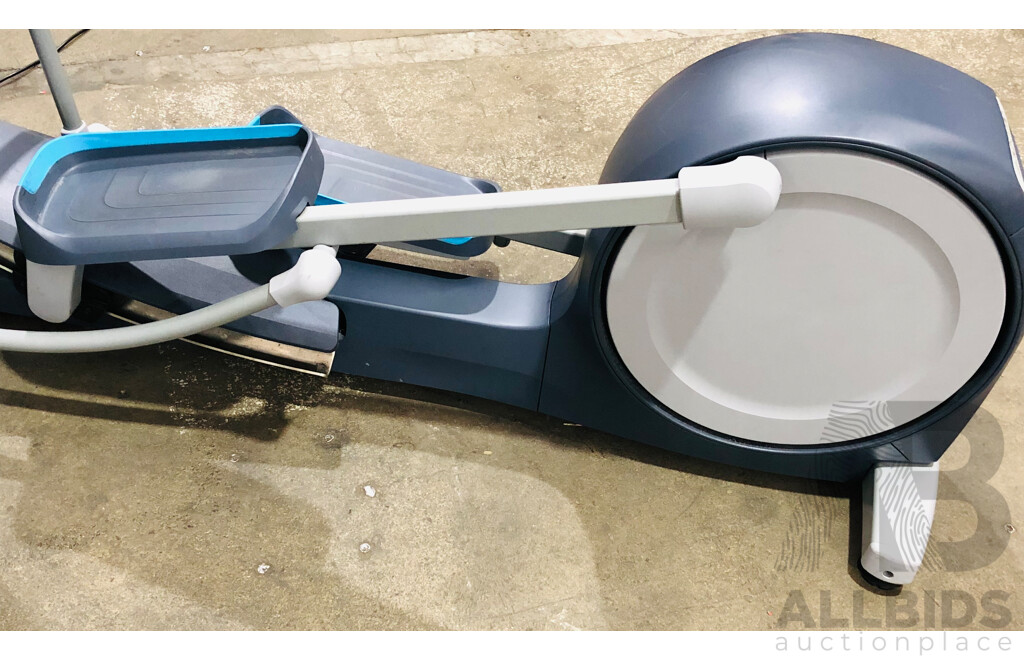 Precor EFX 885 Ellipitical Trainer with P82 Console