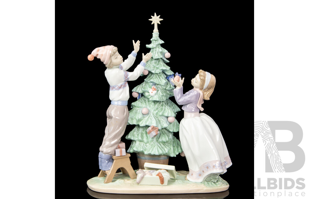 Lladro 'Trimming the Tree ' Figurative Group