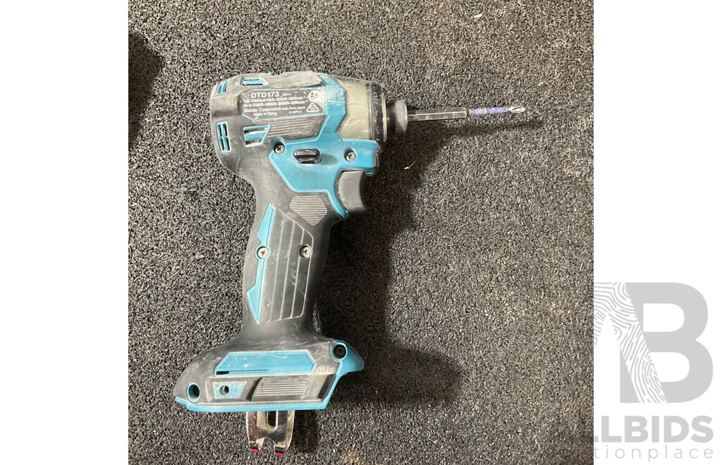 MAKITA 18V Kit, Including Hammer Drill Driver (DHP486), Impact Driver (DTD173), Battery Charger (DC18RC) and 2x 5.0ah Battery - Lot of 5