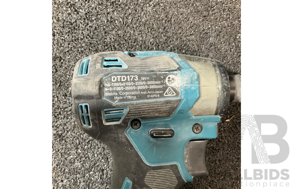 MAKITA 18V Kit, Including Hammer Drill Driver (DHP486), Impact Driver (DTD173), Battery Charger (DC18RC) and 2x 5.0ah Battery - Lot of 5