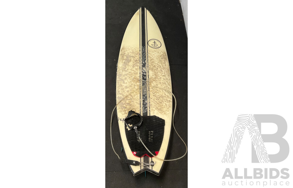 HYDRO Surfboard (6'2x20.1/4x2.1/2 33.23L) with 3x FCS Medium Performer Fins and FK Surf Surfboard Bag (6,3)