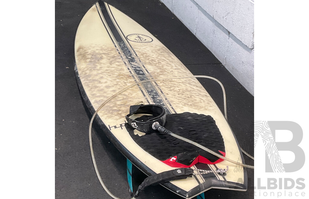 HYDRO Surfboard (6'2x20.1/4x2.1/2 33.23L) with 3x FCS Medium Performer Fins and FK Surf Surfboard Bag (6,3)