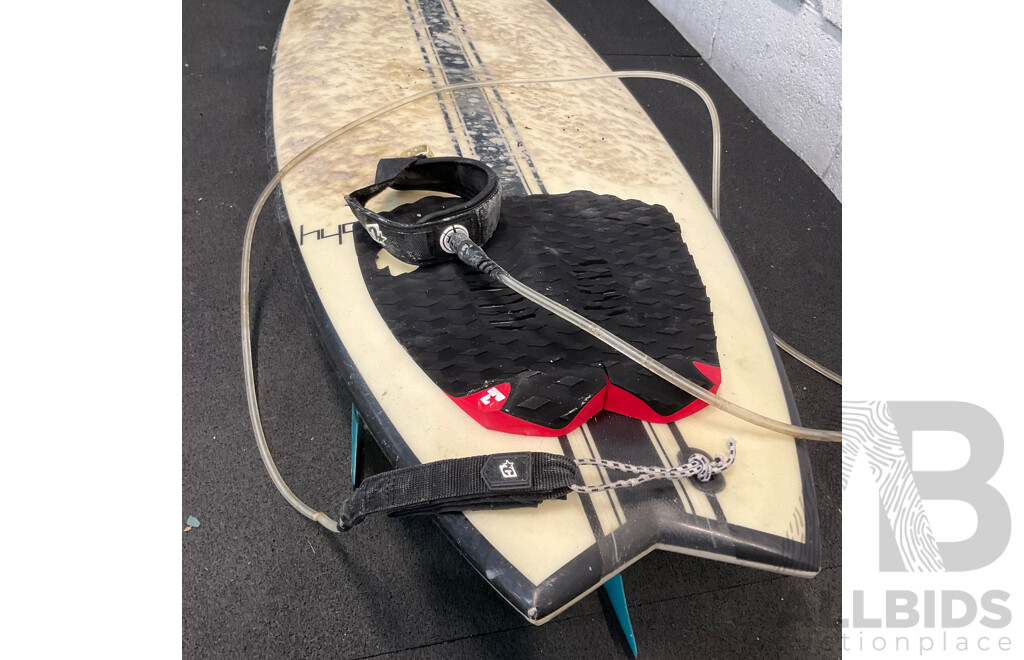 HYDRO Surfboard (6'2x20.1/4x2.1/2 33.23L) with 3x FCS Medium Performer Fins and FK Surf Surfboard Bag (6,3)