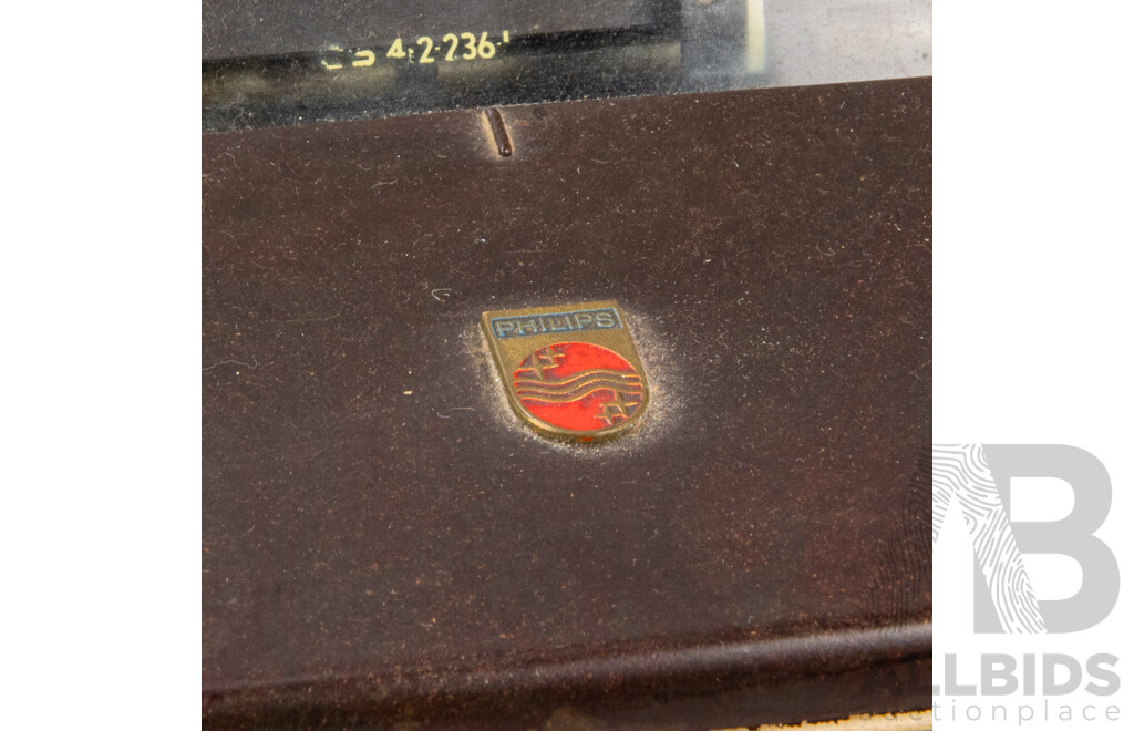 Vintage Philips Model 113 Bakelite Valve Radio