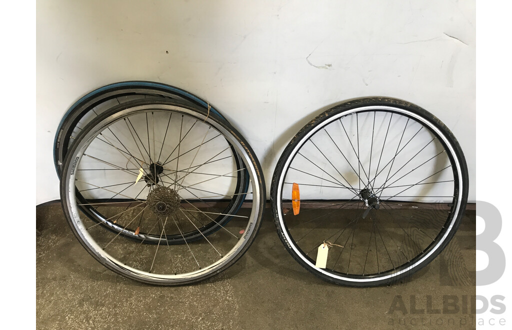 Assorted Bike Tyres From Maxxis, Giant, and Continental - Lot of 3