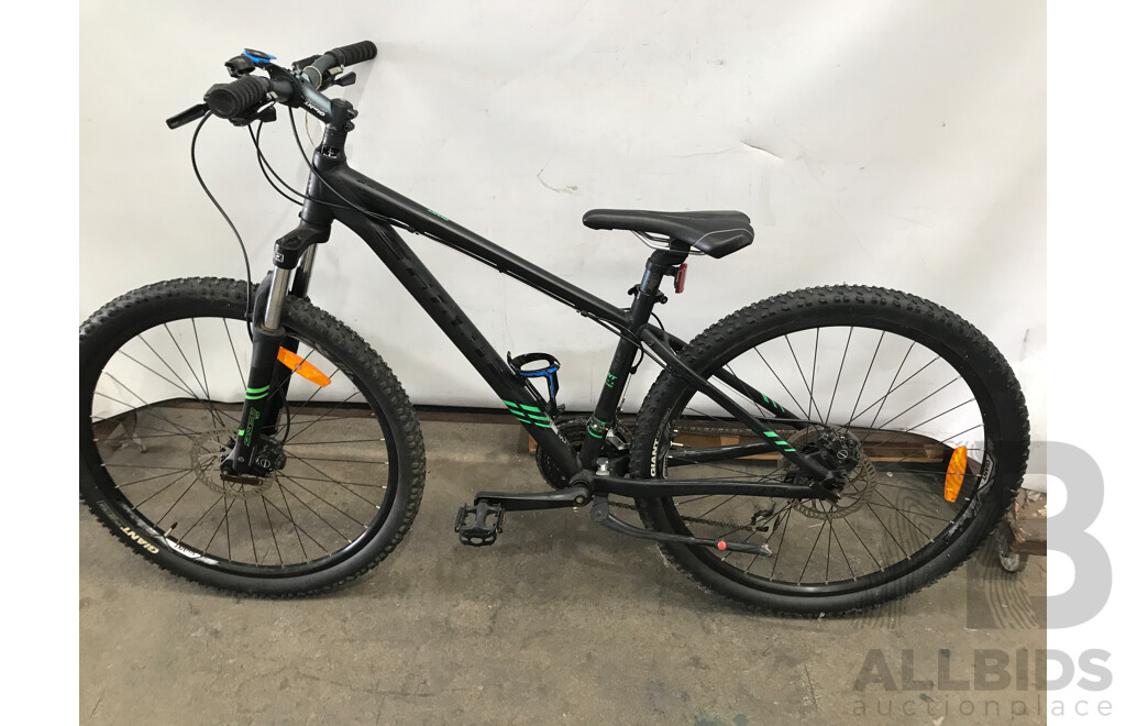 Giant Aluxx 6000 24 Speed Mountian Bike