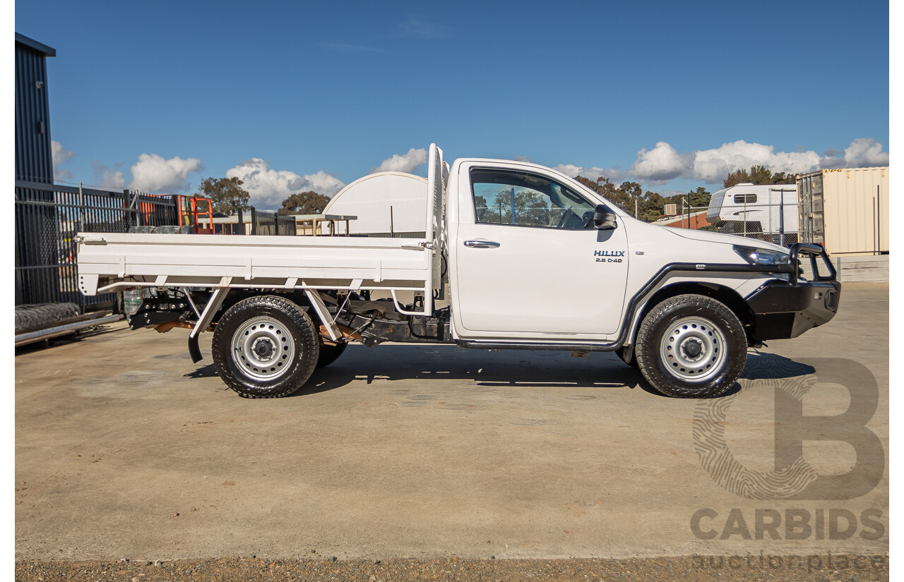 5/2017 Toyota Hilux SR (4x4) GUN126R C/Chas Glacier White Turbo Diesel 2.8L