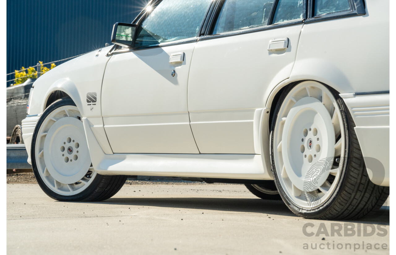 10/1984 Holden VK Commodore SL (134 Package) Group 3 Tribute 4d Sedan Alpine White V8 5.0L - Modified