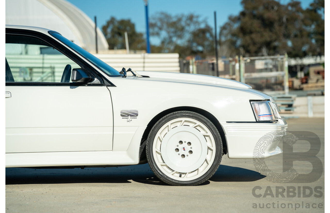 10/1984 Holden VK Commodore SL (134 Package) Group 3 Tribute 4d Sedan Alpine White V8 5.0L - Modified