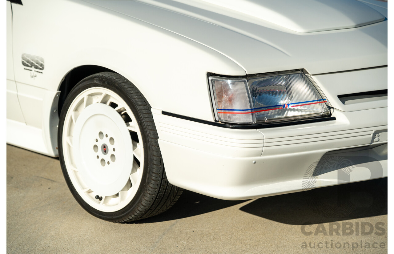 10/1984 Holden VK Commodore SL (134 Package) Group 3 Tribute 4d Sedan Alpine White V8 5.0L - Modified