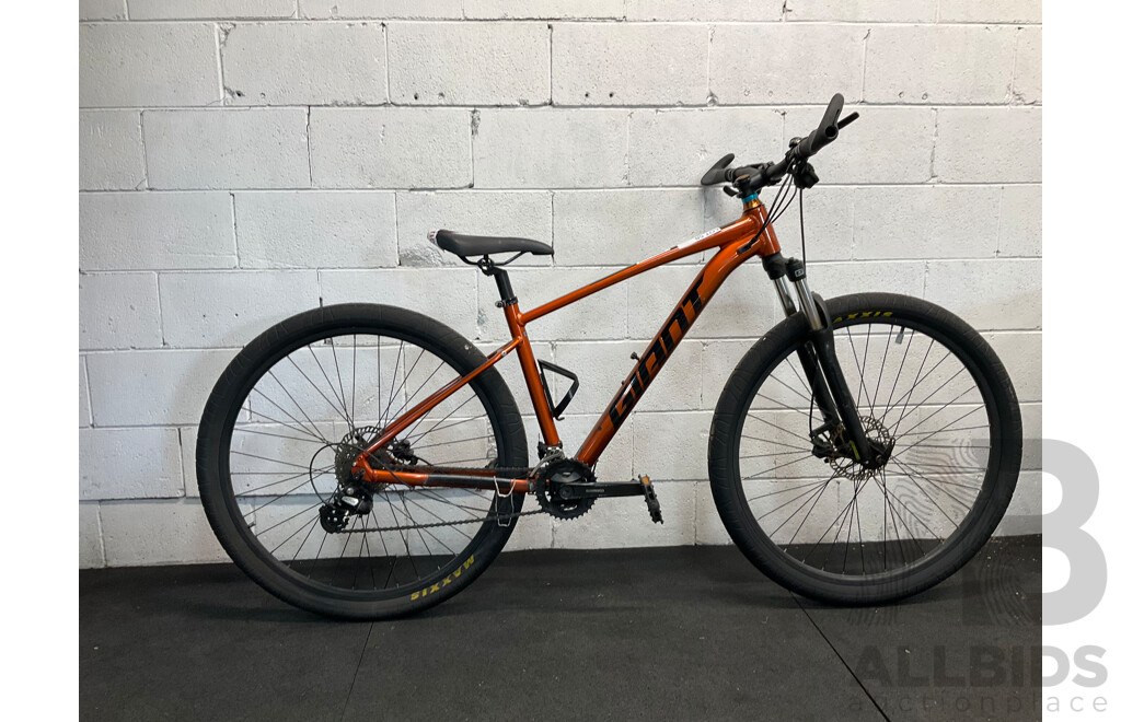 GIANT Talon Mountain Bike