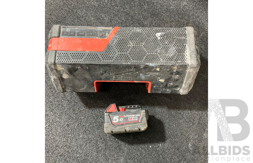 MILWAUKEE M12-18 Jobsite Radio Speaker (JSSP) with 5.0Ah Battery