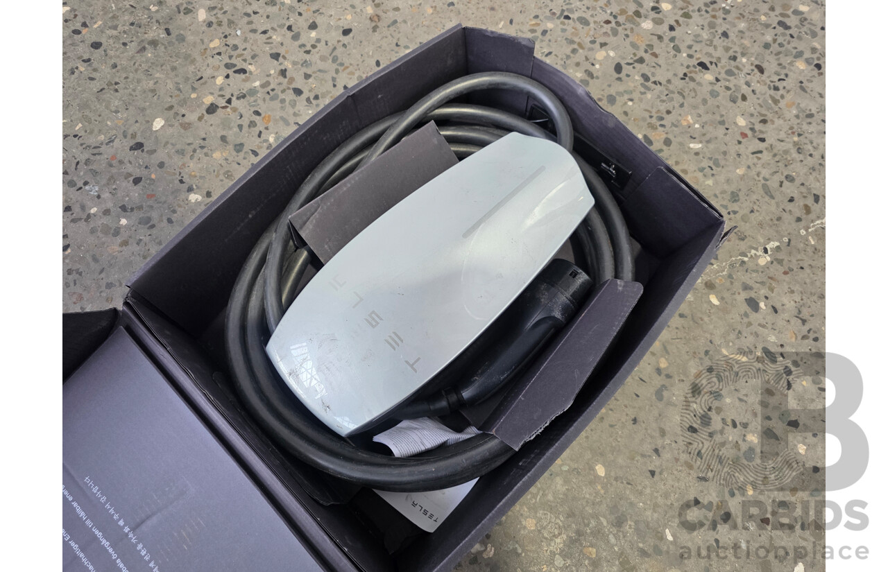 11/2014 Tesla Model S 85 (RWD) 4d Hatchback Silver Electric