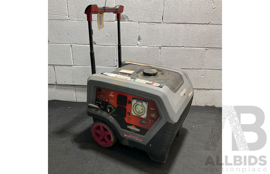 BRIGGS & STRATTON Q6500 Quiet Power Series 6500W Inverter Generator